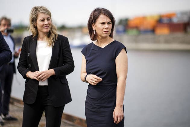 (R-L) Annalena Baerbock, Bundesaussenministerin, und Melanie Joly, Ministerin fuer auswaertige Angelegenheiten von Kanada, aufgenommen bei einer gemeinsamen Besichtigung des Getreideterminals des Hafens Montreal, gefuehrt durch Daniel Dagenais, Vizepraesident der Hafengesellschaft (hier nicht im Bild). Montreal, 03.08.2022. Montreal Canada