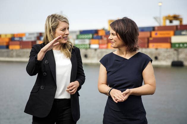 News Bilder des Tages (R-L) Annalena Baerbock, Bundesaussenministerin, und Melanie Joly, Ministerin fuer auswaertige Angelegenheiten von Kanada, aufgenommen bei einer gemeinsamen Besichtigung des Getreideterminals des Hafens Montreal, gefuehrt durch Daniel Dagenais, Vizepraesident der Hafengesellschaft (hier nicht im Bild). Montreal, 03.08.2022. Montreal Canada