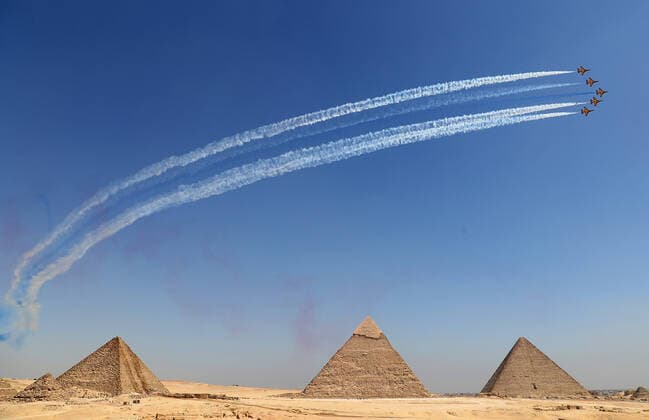 Bilder des Jahres 2022, News 08 August News Themen der Woche KW31 News Bilder des Tages (220803) -- CAIRO, Aug. 3, 2022 -- Aircrafts perform aerobatics during the Pyramids Air Show 2022 at the Giza Pyramids scenic spot in Giza, Egypt, Aug. 3, 2022. ) EGYPT-GIZA-PYRAMIDS AIR SHOW 2022 WangxDongzhen 