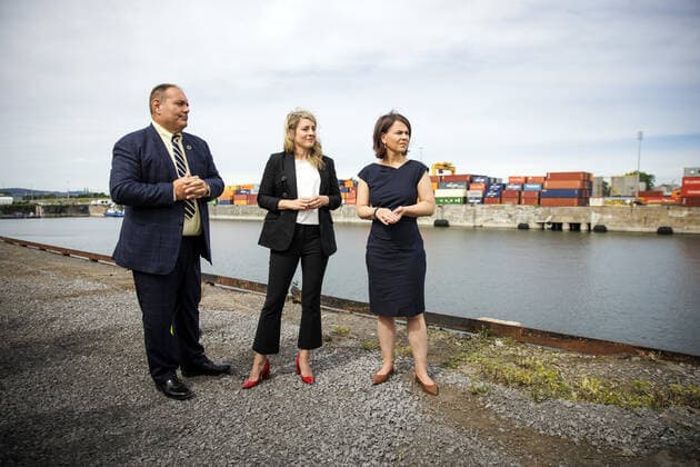 (R-L) Annalena Baerbock, Bundesaussenministerin, und Melanie Joly, Ministerin fuer auswaertige Angelegenheiten von Kanada, aufgenommen bei einer gemeinsamen Besichtigung des Getreideterminals des Hafens Montreal, gefuehrt durch Daniel Dagenais, Vizepraesident der Hafengesellschaft. Montreal, 03.08.2022. Montreal Canada