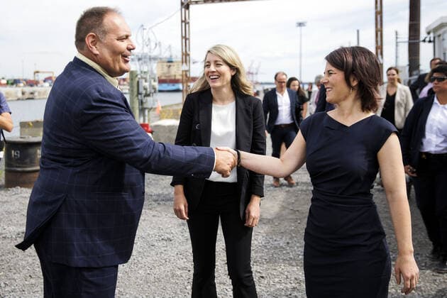 (R-L) Annalena Baerbock, Bundesaussenministerin, und Melanie Joly, Ministerin fuer auswaertige Angelegenheiten von Kanada, aufgenommen bei einer gemeinsamen Besichtigung des Getreideterminals des Hafens Montreal, gefuehrt durch Daniel Dagenais, Vizepraesident der Hafengesellschaft. Montreal, 03.08.2022. Montreal Canada