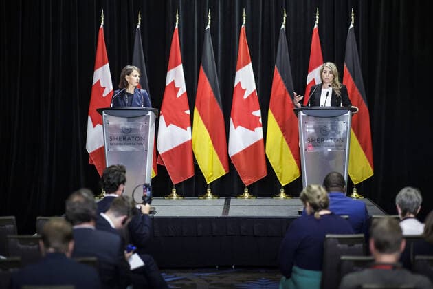 (L-R) Annalena Baerbock, Bundesaussenministerin, und Melanie Joly, Ministerin fuer auswaertige Angelegenheiten von Kanada, aufgenommen bei einer gemeinsamen Pressekonferenz. Montreal, 03.08.2022. Montreal Canada