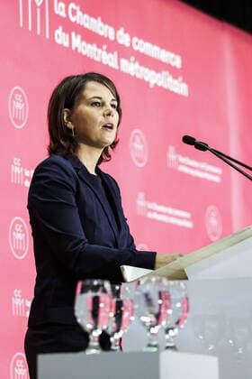 Annalena Baerbock, Bundesaussenministerin, aufgenommen bei einem Fireside-Chat zum Thema Tackling the Challenges of our Time, Together , zusammen mit Melanie Joly, Ministerin fuer auswaertige Angelegenheiten von Kanada, (hier nicht im Bild) moderiert von Michel Leblanc, Praesident der Handelskammer von Montreal (hier nicht im Bild). Montreal, 03.08.2022. Montreal Canada