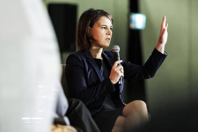 Annalena Baerbock, Bundesaussenministerin, aufgenommen bei einem Fireside-Chat zum Thema Tackling the Challenges of our Time, Together , zusammen mit Melanie Joly, Ministerin fuer auswaertige Angelegenheiten von Kanada, (hier nicht im Bild) moderiert von Michel Leblanc, Praesident der Handelskammer von Montreal (hier nicht im Bild). Montreal, 03.08.2022. Montreal Canada