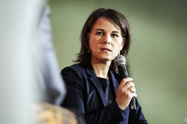 Annalena Baerbock, Bundesaussenministerin, aufgenommen bei einem Fireside-Chat zum Thema Tackling the Challenges of our Time, Together , zusammen mit Melanie Joly, Ministerin fuer auswaertige Angelegenheiten von Kanada, (hier nicht im Bild) moderiert von Michel Leblanc, Praesident der Handelskammer von Montreal (hier nicht im Bild). Montreal, 03.08.2022. Montreal Canada