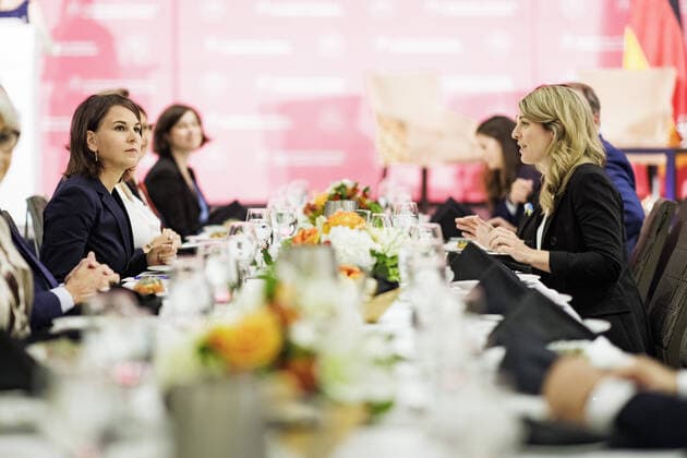 Annalena Baerbock, Bundesaussenministerin, und Melanie Joly, Ministerin fuer auswaertige Angelegenheiten von Kanada, aufgenommen vor einem Fireside-Chat zum Thema Tackling the Challenges of our Time, Together , moderiert von Michel Leblanc, Praesident der Handelskammer von Montreal. Montreal, 03.08.2022. Montreal Canada