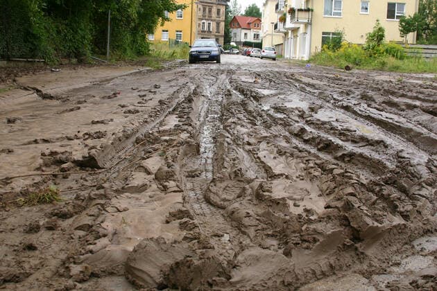 Flut 2002 Das Elbhochwasser im Jahr 2002 war ein als Jahrhunderthochwasser klassifiziertes Flutereignis entlang der Elbe und vieler ihrer Nebenflüsse. Die Ursache der langen und starken Niederschläge war eine seltene Vb-Wetterlage, das sommerliche Tiefdruckgebiet Ilse. Dabei traten die Elbe und ihre Zuflüsse über die Ufer. Das Jahrhunderthochwasser hinterließ eine Schneise der Verwüstung. Tausende Menschen verloren ihr Hab und Gut. Dresden Löbtau, hier sprang die Weißeritz wieder in ihr altes Bett und bracht durch die Altstadt in die Elbe. Dresden Sachsen GERMANY *** Flood 2002 The Elbe flood in 2002 was a flood event classified as a flood of the century along the Elbe and many of its tributaries The cause of the long and heavy rai