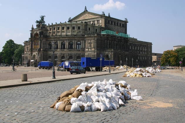 Flut 2002 Das Elbhochwasser im Jahr 2002 war ein als Jahrhunderthochwasser klassifiziertes Flutereignis entlang der Elbe und vieler ihrer Nebenflüsse. Die Ursache der langen und starken Niederschläge war eine seltene Vb-Wetterlage, das sommerliche Tiefdruckgebiet Ilse. Dabei traten die Elbe und ihre Zuflüsse über die Ufer. Das Jahrhunderthochwasser hinterließ eine Schneise der Verwüstung. Tausende Menschen verloren ihr Hab und Gut. Nach der Flut, am Theaterplatz. Dresden Sachsen GERMANY *** Flood 2002 The Elbe flood in 2002 was a flood event classified as the flood of the century along the Elbe and many of its tributaries The cause of the long and heavy rainfall was a rare Vb weather situation, the summer low pressure area Ilse This