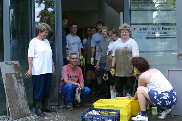 Flut 2002 Das Elbhochwasser im Jahr 2002 war ein als Jahrhunderthochwasser klassifiziertes Flutereignis entlang der Elbe und vieler ihrer Nebenflüsse. Die Ursache der langen und starken Niederschläge war eine seltene Vb-Wetterlage, das sommerliche Tiefdruckgebiet Ilse. Dabei traten die Elbe und ihre Zuflüsse über die Ufer. Das Jahrhunderthochwasser hinterließ eine Schneise der Verwüstung. Tausende Menschen verloren ihr Hab und Gut. Nach der Flut, die Belegschaft der Dresden Information, hat tonnenweise verdorbene Stadtprospekte aus ihrem überfuteten Lager in der Ostra Alle geräumt. Dresden Sachsen GERMANY *** Flood 2002 The Elbe flood in 2002 was a flood event along the Elbe and many of its tributaries, classified as the flood of t