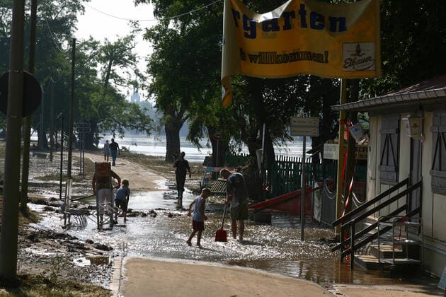 Flut 2002 Das Elbhochwasser im Jahr 2002 war ein als Jahrhunderthochwasser klassifiziertes Flutereignis entlang der Elbe und vieler ihrer Nebenflüsse. Die Ursache der langen und starken Niederschläge war eine seltene Vb-Wetterlage, das sommerliche Tiefdruckgebiet Ilse. Dabei traten die Elbe und ihre Zuflüsse über die Ufer. Das Jahrhunderthochwasser hinterließ eine Schneise der Verwüstung. Tausende Menschen verloren ihr Hab und Gut. Nach der Flut, zerstörter Fährgarten in Johannstadt. Dresden Sachsen GERMANY *** Flood 2002 The Elbe flood in 2002 was a flood event classified as a flood of the century along the Elbe and many of its tributaries The cause of the long and heavy rainfall was a rare Vb weather situation, the summer low pre