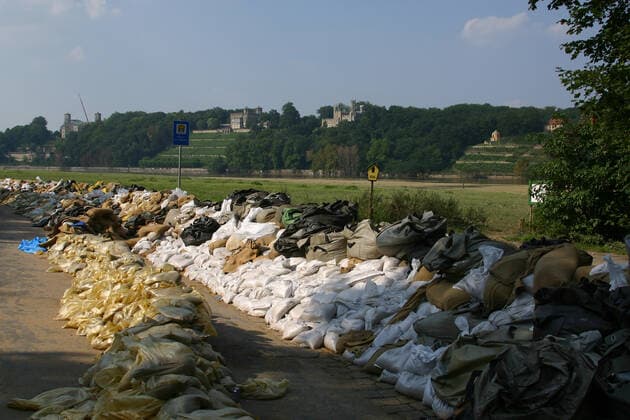 Flut 2002 Das Elbhochwasser im Jahr 2002 war ein als Jahrhunderthochwasser klassifiziertes Flutereignis entlang der Elbe und vieler ihrer Nebenflüsse. Die Ursache der langen und starken Niederschläge war eine seltene Vb-Wetterlage, das sommerliche Tiefdruckgebiet Ilse. Dabei traten die Elbe und ihre Zuflüsse über die Ufer. Das Jahrhunderthochwasser hinterließ eine Schneise der Verwüstung. Tausende Menschen verloren ihr Hab und Gut. Nach der Flut, Elbwiesen in Blasewitz. Dresden Sachsen GERMANY *** Flood 2002 The Elbe flood in 2002 was a flood event classified as a flood of the century along the Elbe and many of its tributaries The cause of the long and heavy rainfall was a rare Vb weather situation, the summer low pressure area Ilse