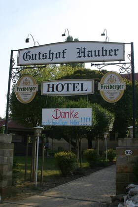 Flut 2002 Das Elbhochwasser im Jahr 2002 war ein als Jahrhunderthochwasser klassifiziertes Flutereignis entlang der Elbe und vieler ihrer Nebenflüsse. Die Ursache der langen und starken Niederschläge war eine seltene Vb-Wetterlage, das sommerliche Tiefdruckgebiet Ilse. Dabei traten die Elbe und ihre Zuflüsse über die Ufer. Das Jahrhunderthochwasser hinterließ eine Schneise der Verwüstung. Tausende Menschen verloren ihr Hab und Gut. Nach der Flut, Gutshof Hauber in Tolkewitz. Dresden Sachsen GERMANY *** Flood 2002 The Elbe flood in 2002 was a flood event classified as a flood of the century along the Elbe and many of its tributaries The cause of the long and heavy rainfall was a rare Vb weather situation, the summer low pressure area