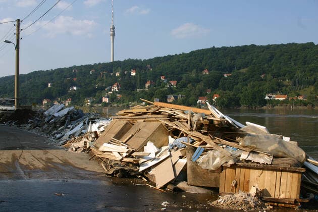 Flut 2002 Das Elbhochwasser im Jahr 2002 war ein als Jahrhunderthochwasser klassifiziertes Flutereignis entlang der Elbe und vieler ihrer Nebenflüsse. Die Ursache der langen und starken Niederschläge war eine seltene Vb-Wetterlage, das sommerliche Tiefdruckgebiet Ilse. Dabei traten die Elbe und ihre Zuflüsse über die Ufer. Das Jahrhunderthochwasser hinterließ eine Schneise der Verwüstung. Tausende Menschen verloren ihr Hab und Gut. Nach der Flut, Laubegast. Dresden Sachsen GERMANY *** Flood 2002 The Elbe flood in 2002 was a flood event classified as a flood of the century along the Elbe and many of its tributaries The cause of the long and heavy rainfall was a rare Vb weather situation, the summer low pressure area Ilse This caused t