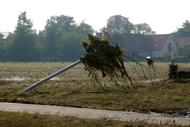 Flut 2002 Das Elbhochwasser im Jahr 2002 war ein als Jahrhunderthochwasser klassifiziertes Flutereignis entlang der Elbe und vieler ihrer Nebenflüsse. Die Ursache der langen und starken Niederschläge war eine seltene Vb-Wetterlage, das sommerliche Tiefdruckgebiet Ilse. Dabei traten die Elbe und ihre Zuflüsse über die Ufer. Das Jahrhunderthochwasser hinterließ eine Schneise der Verwüstung. Tausende Menschen verloren ihr Hab und Gut. Nach der Flut, Laubegast. Dresden Sachsen GERMANY *** Flood 2002 The Elbe flood in 2002 was a flood event classified as a flood of the century along the Elbe and many of its tributaries The cause of the long and heavy rainfall was a rare Vb weather situation, the summer low pressure area Ilse This caused t