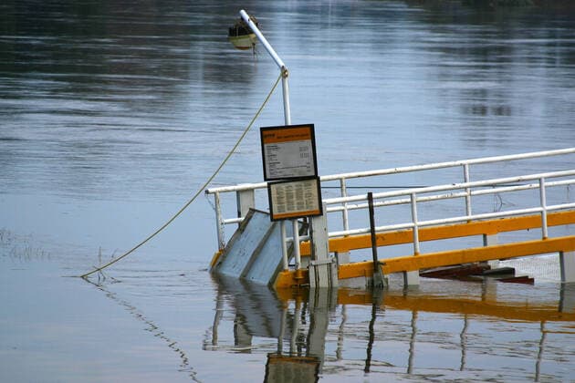 Flut 2002 Das Elbhochwasser im Jahr 2002 war ein als Jahrhunderthochwasser klassifiziertes Flutereignis entlang der Elbe und vieler ihrer Nebenflüsse. Die Ursache der langen und starken Niederschläge war eine seltene Vb-Wetterlage, das sommerliche Tiefdruckgebiet Ilse. Dabei traten die Elbe und ihre Zuflüsse über die Ufer. Das Jahrhunderthochwasser hinterließ eine Schneise der Verwüstung. Tausende Menschen verloren ihr Hab und Gut. Nach der Flut, Fähranleger Pillnitz. Dresden Sachsen GERMANY *** Flood 2002 The Elbe flood in 2002 was a flood event classified as a flood of the century along the Elbe and many of its tributaries The cause of the long and heavy rainfall was a rare Vb weather situation, the summer low-pressure area Ilse