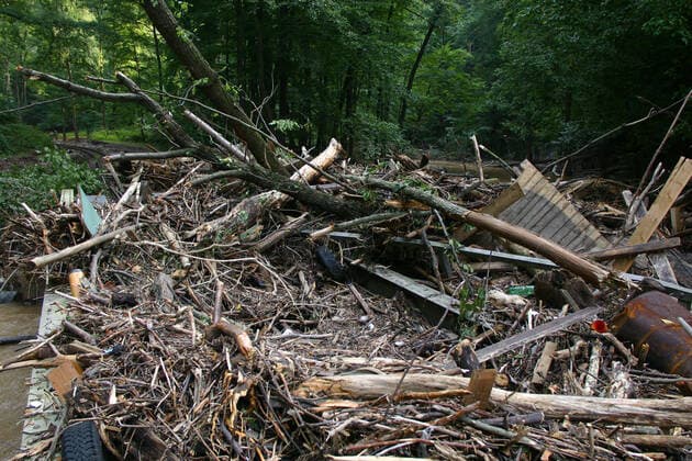 Flut 2002 Das Elbhochwasser im Jahr 2002 war ein als Jahrhunderthochwasser klassifiziertes Flutereignis entlang der Elbe und vieler ihrer Nebenflüsse. Die Ursache der langen und starken Niederschläge war eine seltene Vb-Wetterlage, das sommerliche Tiefdruckgebiet Ilse. Dabei traten die Elbe und ihre Zuflüsse über die Ufer. Das Jahrhunderthochwasser hinterließ eine Schneise der Verwüstung. Tausende Menschen verloren ihr Hab und Gut. Nach der Flut, Rabenauer Grund. Freital Sachsen GERMANY *** Flood 2002 The Elbe flood in 2002 was a flood event classified as a flood of the century along the Elbe and many of its tributaries The cause of the long and heavy rainfall was a rare Vb weather situation, the summer low pressure area Ilse This ca