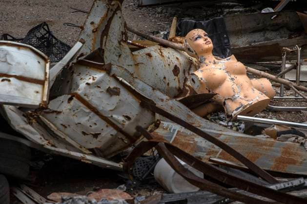 Ukraine-Krieg, Jahrestag der Invasion, Chronologie der Ereignisse, Archivbilder News Themen der Woche KW31 August 3, 2022, Kharkiv, Ukraine: A broken mannequin is visible in a debris pile near a damaged building that was shelled by Russian troops in Saltivka, a residential neighborhood in Kharkiv. Russia troops continue to shell the city almost daily, often hitting residential neighborhoods and killing civilians. Kharkiv Ukraine - ZUMAc244 20220803_zip_c244_008 Copyright: xDanielxCardex