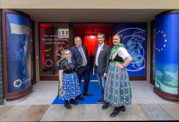 GER Sachsen Dresden Einweihung der Ständigen Vertretung des Serbski Sejm - Lusatia Glow Offices Einweihung mit Vertretern der Sorben in der Schlossstrasse - auch ein Programm mit sorbischer Kultur wurde auf der Bühne geboten - hier Edith Penk aus Schleife Andreas Kluge aus dem Serbski Sejm Martin Schneider und Anett Sarodnik aus Zeisig vor dem Eingang zur ständigen Vertretung vlnr. 14.07.22 140722 *** GER Saxony Dresden inauguration of the Permanent Representation of the Serbski Sejm Lusatia Glow Offices inauguration with representatives of the Sorbs in the Schlossstrasse also a program with Sorbian culture was offered on the stage here Edith Penk from Schleife Andreas Kluge from the Serbski Sejm Martin Schneider and Anett Sarodnik f