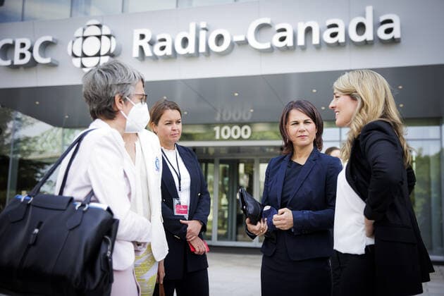 Annalena Baerbock, Bundesaussenministerin, (2.v.r.) und Melanie Joly, Ministerin fuer auswaertige Angelegenheiten von Kanada, (r) geben ein gemeinsamen Fernsehinterview. Montreal, 03.08.2022. Montreal Canada