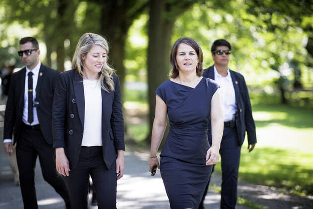 (R-L) Annalena Baerbock, Bundesaussenministerin, und Melanie Joly, Ministerin fuer auswaertige Angelegenheiten von Kanada, aufgenommen bei einem gemeinsamen Spaziergang durch den Park am Mont Royal zum Aussichtspunkt Kondiaronk Belvedere . Montreal, 03.08.2022. Montreal Canada