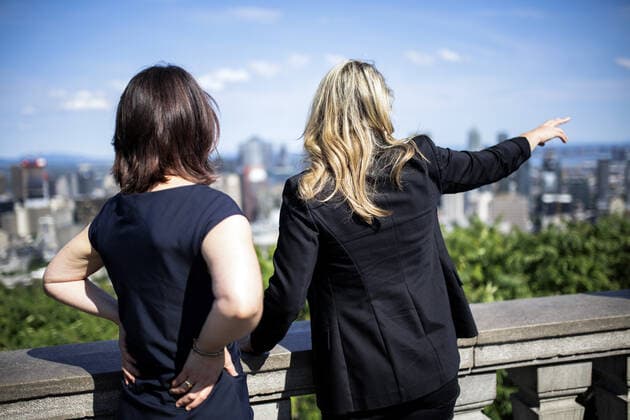 (L-R) Annalena Baerbock, Bundesaussenministerin, und Melanie Joly, Ministerin fuer auswaertige Angelegenheiten von Kanada, aufgenommen bei einem gemeinsamen Spaziergang durch den Park am Mont Royal zum Aussichtspunkt Kondiaronk Belvedere . Montreal, 03.08.2022. Montreal Canada
