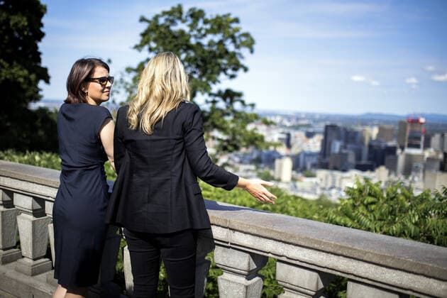 (L-R) Annalena Baerbock, Bundesaussenministerin, und Melanie Joly, Ministerin fuer auswaertige Angelegenheiten von Kanada, aufgenommen bei einem gemeinsamen Spaziergang durch den Park am Mont Royal zum Aussichtspunkt Kondiaronk Belvedere . Montreal, 03.08.2022. Montreal Canada