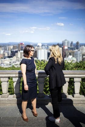 (L-R) Annalena Baerbock, Bundesaussenministerin, und Melanie Joly, Ministerin fuer auswaertige Angelegenheiten von Kanada, aufgenommen bei einem gemeinsamen Spaziergang durch den Park am Mont Royal zum Aussichtspunkt Kondiaronk Belvedere . Montreal, 03.08.2022. Montreal Canada