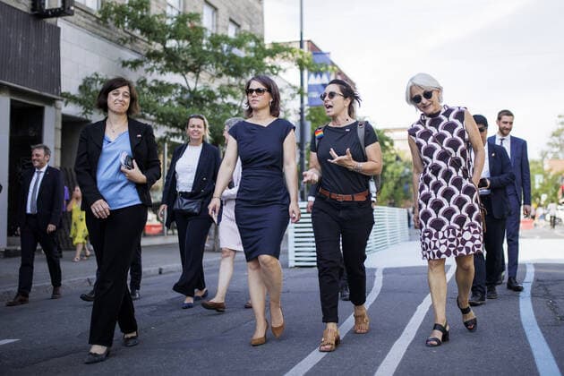 (L-R) Susanne Aschi-Glesius, Generalkonsulin der Bundesrepublik Deutschland in Montreal, Annalena Baerbock, Bundesaussenministerin, Marie Plourde und Sabine Sparwasser, Botschafterin der Bundesrepublik Deutschland in Kanada, aufgenommen bei einem Rundgang durch das Viertel Le Plateau . Montreal, 03.08.2022. Montreal Canada