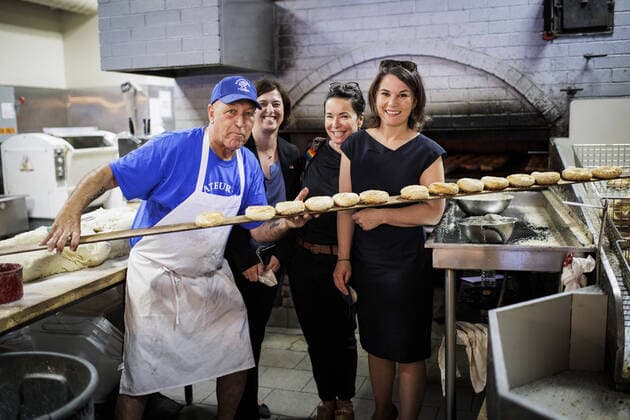 News Themen der Woche KW31 News Bilder des Tages Annalena Baerbock, Bundesaussenministerin, (r) bei einem Rundgang durch das Viertel Le Plateau , gemeinsam mit Marie Plourde (2.v.r) und Sabine Sparwasser, Botschafterin der Bundesrepublik Deutschland in Kanada (hier nicht im Bild). Hier aufgenommen in einem Bagelcafe zusammen mit dem Baecker und Susanne Aschi-Glesius, Generalkonsulin der Bundesrepublik Deutschland in Montreal (2.v.l). Montreal, 03.08.2022. Montreal Canada *** Annalena Baerbock, Federal Minister for Foreign Affairs, r on a tour of the Le Plateau neighborhood , together with Marie Plourde 2 v r and Sabine Sparwasser, Ambassador of the Federal Republic of Germany in Canada not pictured here Here taken in a bagel cafe together with the baker and Susanne Aschi Glesius, Consul Copyright: xJaninexSchmitz photothek.dex