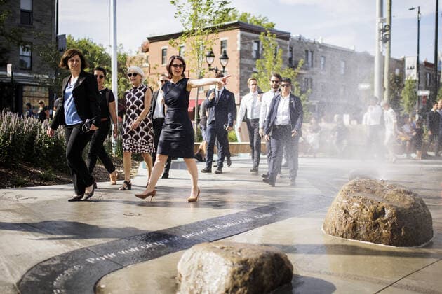 Annalena Baerbock, Bundesaussenministerin, aufgenommen bei einem Rundgang durch das Viertel Le Plateau , gemeinsam mit Marie Plourde und Sabine Sparwasser, Botschafterin der Bundesrepublik Deutschland in Kanada. Montreal, 03.08.2022. Montreal Canada