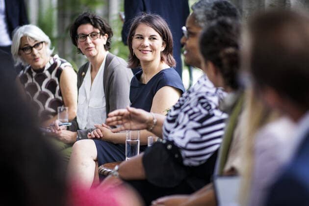 Annalena Baerbock, Bundesaussenministerin, trifft Absolventinnen des Integrationsprogramms fuer Frauen Femmes-relais interculturelles zum Gespraech. Montreal, 03.08.2022. Montreal Canada