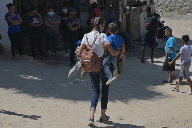 Mexiko, Geflüchtete aus Mittelamerika in Tijuana August 3, 2022, Tijuana, Baja California, Mexico: Migrants from Central America, Mexico and Haiti were given humanitarian parole in Tijuana to enter the United States on Wednesday, August 3, 2022. ..The humanitarian parole is an exception to the Title 42 policy still in place and the Migrant Protection Protocols (MPP) or Remain in Mexico program, which was allowed to be dismantled by a US Supreme Court ruling on June 30 but the Biden Administration has not moved yet in replacing it or terminating the program because its reviewing how it will process migrants seeking asylum in the future---the Trump-era program forcing migrants to stay in Mexico will not change migrants circumstancesÃ¢â‚¬ due to Title 42 not allowing them to seek asyl - ZUMAm180 20220803_zip_m180_022 Copyright: xCarlosxA.xMorenox