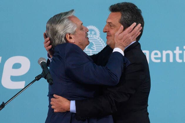 News Themen der Woche KW31 News Bilder des Tages Argentinien, Sergio Massa in Buenos Aires zu neuem Wirtschaftsminister ernannt August 3, 2022, Buenos Aires, Argentina: Argentine president, Alberto Fernandez (L) and newly appointed minister of Economy, Sergio Massa (R) hug each other during a ceremony at the Bicentennial Museum. President Fernandez appoints Sergio Massa as the new Minister of Economy of Argentina. Buenos Aires Argentina - ZUMAs197 20220803_zaa_s197_083 Copyright: xManuelxCortinax