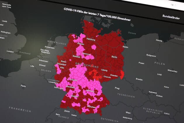 Dashboard des RKI, die 7-Tage-Inzidenz liegt nun bei 451,3 7-Tage-Inzidenz, Dashboard des RKI auf einem Monitor am 04.08.2022 in Siegen Deutschland.