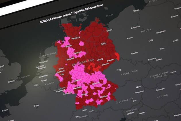 Dashboard des RKI, die 7-Tage-Inzidenz liegt nun bei 451,3 7-Tage-Inzidenz, Dashboard des RKI auf einem Monitor am 04.08.2022 in Siegen Deutschland.