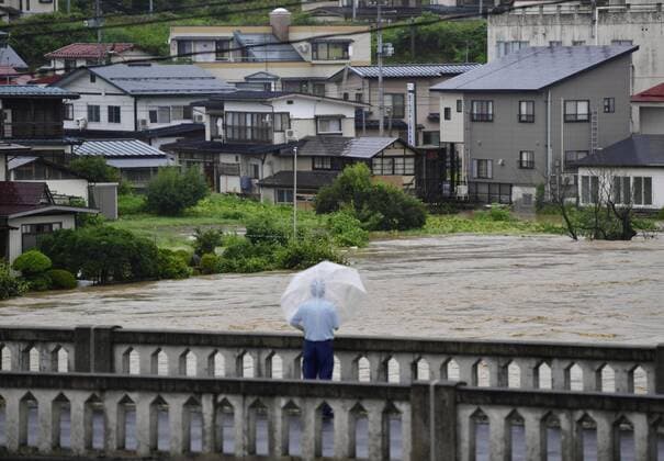 News Themen der Woche KW31 News Bilder des Tages Heavy rain hits northeastern Japan A residential area in Oe in Yamagata Prefecture is inundated on Aug. 4, 2022, after heavy rain hit parts of northeastern Japan.  A14AA0001322700P