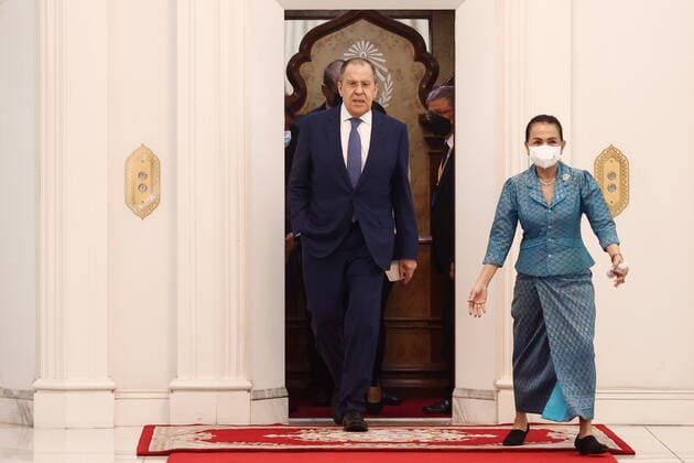 News Themen der Woche KW31 News Bilder des Tages PHNOM PENH, CAMBODIA - AUGUST 4, 2022: Russia s Minister of Foreign Affairs Sergei Lavrov (L) enters the hall for a meeting with Cambodia s Prime Minister Hun Sen (niot pictured). The Russian foreign minister is on a working visit to Cambodia. Russian Ministry of Foreign Affairs Press Office TASS  TS13CE08