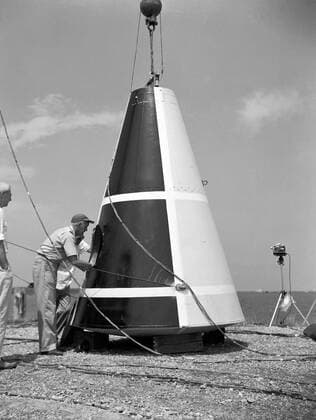Photographed on: 08 05 1958. -- Impact test conducted by Langley s Hydrodynamics Division. The Division conducted a series of impact studies with full scale and model capsules of the original capsule shape A. Joseph Shortal wrote (Vol. 3, p. 16): The basic design of the capsule was made by M.A. Faget and his coworkers at PARD during the winter of 1957-1958. It was natural, then, that extensive use was made of the facilities at Wallops during the development of the spacecraft. The tests at Wallops consisted of 26 full-size capsules, either launched from the ground by rocket power or dropped from airplanes at high altitude and 28 scaled models, either rocket boosted or released from balloons. Emphasis in the Wallops program was on dynamic st Copyright: xpiemagsx piemagsspace-530 !ACHTUNG AUFNAHMEDATUM GESCHÄTZT!