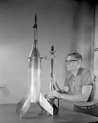 Publicity photograph of a technician measuring a wind tunnel model of the Little Joe test vehicle. Joseph Shortal noted that (vol. 3, p. 29): The largest project at Wallops in support of Mercury was the Little Joe project, designed to qualify the abort-escape system under flight conditions. James Hansen (p. 47) writes: STG engineers Max Faget and Paul Purser, then of Langley s PARD, had conceived Little Joe as a space capsule test vehicle even before the establishment of NASA and the formation of the STG. Girlruth understood the importance of the Little Joe tests: We had to be sure there were no serious performance and operational problems that we had simply not thought of in such a new and radical type of flight vehicle. -- Published Copyright: xpiemagsx piemagsspace-648 !ACHTUNG AUFNAHMEDATUM GESCHÄTZT!