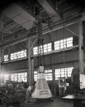 Assembling the Little Joe capsules. The capsules were manufactured in-house by Langley technicians. Three capsules are shown here in various stages of assembly. The escape tower and rocket motors shown on the completed capsule would be removed before shipping and finally assembly for launching at Wallops Island. Joseph Shortal wrote (vol. 3, p. 32): Design of the Little Joe capsules began at Langley before McDonnell started on the design of the Mercury capsule and was, therefore, a separate design. Although it was not designed to carry a man, it did have to carry a monkey. It had to meet the weight and center of gravity requirements of Mercury and withstand the same aerodynamic loads during the exit trajectory. Although in comparison Copyright: xpiemagsx piemagsspace-659 !ACHTUNG AUFNAHMEDATUM GESCHÄTZT!