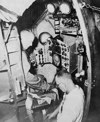 B59-00570 (August 1959) --- Astronaut Scott Carpenter trains at the centrifuge procedures trainer at Wright Field, Johnsville, Pennsylvania, for project Mercury. Copyright: xpiemagsx piemagsspace-671 !ACHTUNG AUFNAHMEDATUM GESCHÄTZT!