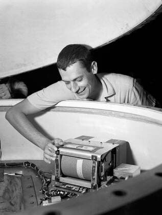 Technicians adjust the rocket motor during the attachment of the escape tower to the Mercury capsule prior to assembly with Little Joe launcher, August 20, 1959. Joseph Shortal wrote (vol. 3., p. 33): The escape tower and rocket motors were taken from the Mercury capsule production. The tower is shown being attached to the capsule.... The escape rocket was a Grand Central 1-KS-52000 motor with three canted nozzles. The tower-jettison motor was an Atlantic Research Corp. 1.4-KS-785 motor. This was the same design tested in a beach abort test...and had the offset thrust line as used in the beach abort test to insure that the capsule would get away from the booster in an emergency. The escape system weighed 1,015 pounds, including 236 pounds Copyright: xpiemagsx piemagsspace-680 !ACHTUNG AUFNAHMEDATUM GESCHÄTZT!
