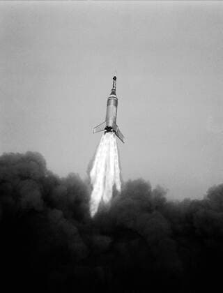 Launching of the LJ6 Little Joe on Oct. 4, 1959 took place at Wallops Island, Va. This was the first attempt to launch an instrumented capsule with a Little Joe booster. Only the LJ1A and the LJ6 used the space metal chevron plates as heat reflector shields, as they kept shattering. Caption title ...and ascending skyward on a plume of exhaust. Photograph published in Winds of Change, 75th Anniversary NASA publication, page 77, by James Schultz Copyright: xpiemagsx piemagsspace-700 !ACHTUNG AUFNAHMEDATUM GESCHÄTZT!