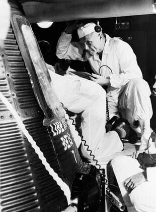 S61-03740 (20 July 1961) --- Astronaut John H. Glenn Jr. and a technician examine the interior of the Liberty Bell 7, the capsule flown a few days later during the Mercury-Redstone 4 mission with astronaut Virgil I. (Gus) Grissom. Copyright: xpiemagsx piemagsspace-870 !ACHTUNG AUFNAHMEDATUM GESCHÄTZT!