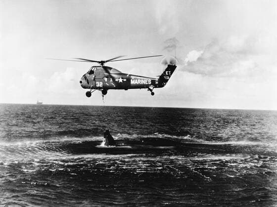 S61-02826 (21 July 1961) --- A U.S. Marine Corps helicopter attempts an unsuccessful recovery of the Mercury-Redstone 4 Liberty Bell 7 spacecraft. The spacecraft hatch opened prematurely, and astronaut Virgil I. Grissom, pilot, escaped into the water. The helicopter hooked onto the spacecraft but could not retrieve it. Grissom was recovered by another helicopter and flown to the recovery ship, USS Randolph. The Mercury spacecraft sank to the bottom of the ocean. Copyright: xpiemagsx piemagsspace-873 !ACHTUNG AUFNAHMEDATUM GESCHÄTZT!