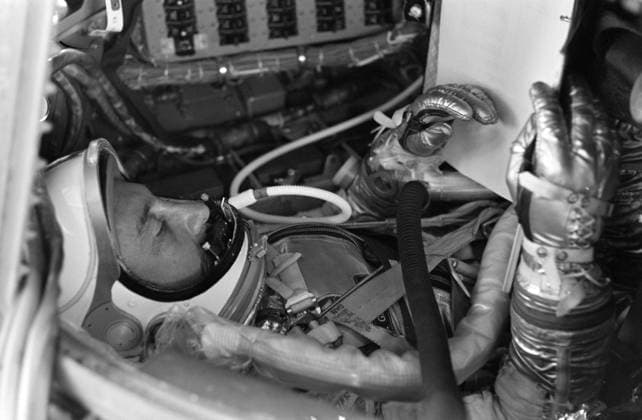 S64-10806 (21 July 1961) --- Astronaut Virgil I. (Gus) Grissom, pilot of the Mercury-Redstone 4 (MR-4) spaceflight, in his Mercury Liberty Bell 7 spacecraft is checking his flight plan during prelaunch activities. Copyright: xpiemagsx piemagsspace-879 !ACHTUNG AUFNAHMEDATUM GESCHÄTZT!