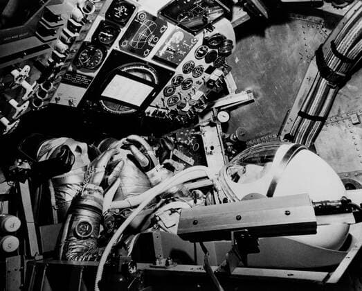 S61-03506 (1961) --- Project Mercury astronaut M. Scott Carpenter, prime pilot for the United States second manned orbital flight, undergoes a simulated mission in the procedures trainer at Langley Air Force Base, Virginia, headquarters for the National Aeronautics and Space Administration?s Manned Spacecraft Center. Copyright: xpiemagsx piemagsspace-882 !ACHTUNG AUFNAHMEDATUM GESCHÄTZT!