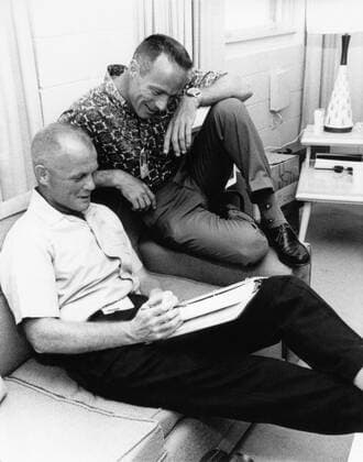 62-MA7-86 (1962) --- John Glenn (left) makes last minute preparations with Scott Carpenter prior to the flight of MA-7. Copyright: xpiemagsx piemagsspace-903 !ACHTUNG AUFNAHMEDATUM GESCHÄTZT!