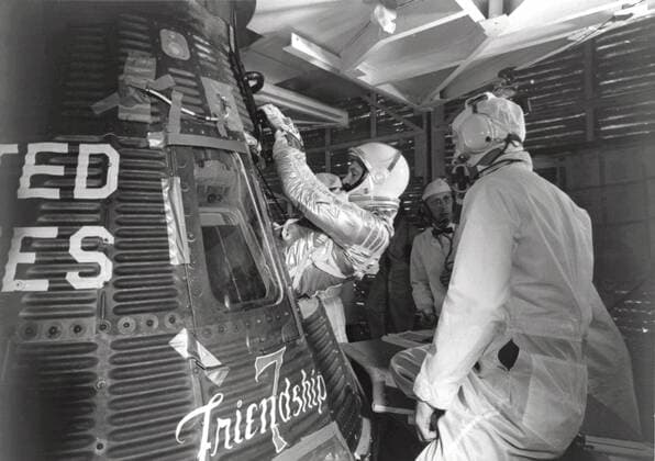 CAPE CANAVERAL, Fla. -- Astronaut John H. Glenn Jr. enters his Mercury capsule, Friendship 7, as he prepares for launch of the Mercury-Atlas rocket. On February 20, 1962, Glenn lifted off into space aboard his Mercury Atlas 6 MA-6 rocket and became the first American to orbit the Earth. After orbiting the Earth 3 times, Friendship 7 landed in the Atlantic Ocean 4 hours, 55 minutes and 23 seconds later, just East of Grand Turk Island in the Bahamas. Glenn and his capsule were recovered by the Navy Destroyer Noa, 21 minutes after splashdown. Copyright: xpiemagsx piemagsspace-934 !ACHTUNG AUFNAHMEDATUM GESCHÄTZT!