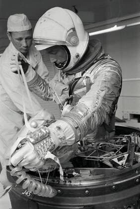 S62-01383 (1962) --- Project Mercury astronaut M. Scott Carpenter, prime pilot of the Mercury-Atlas 7 (the nation s second manned orbital flight), completes top egress training in the white room at Cape Canaveral, Florida. The line he is holding is known as the man line which attaches the survival kit to the astronaut. The bag is the survival kit he carries for contingency landings. Clearly visible around his neck is the bag containing the life vest. Copyright: xpiemagsx piemagsspace-954 !ACHTUNG AUFNAHMEDATUM GESCHÄTZT!